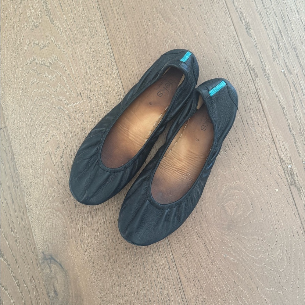 Black Tiek Women's Flats
